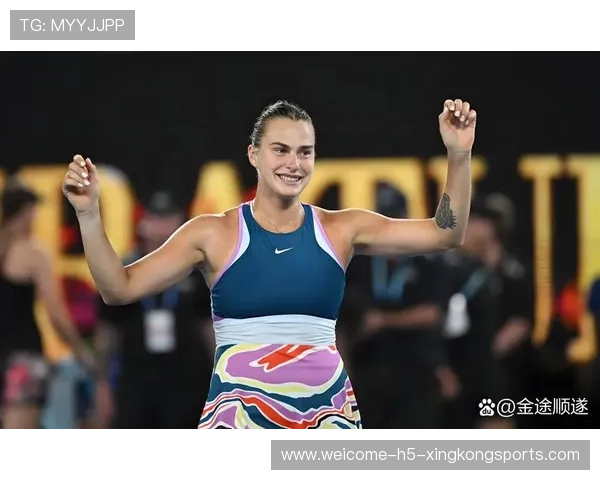 两大体坛巨星同框，萨巴伦卡黑裙造型优雅出镜，萨巴伦卡身高